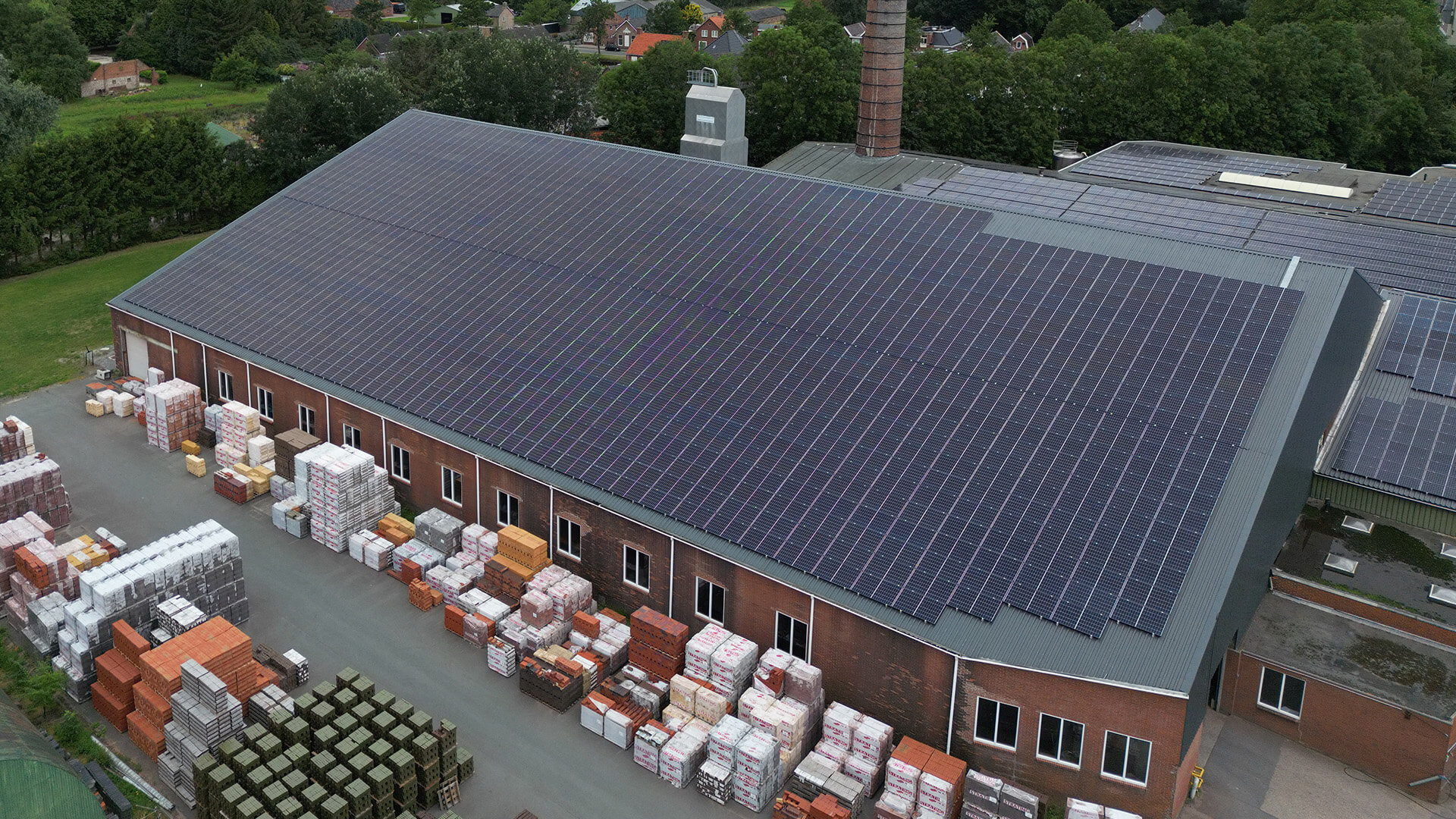 Zonnepanelen op dak fabriek